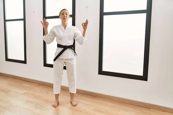 Kavkazská Mladá Blondýnka Karate Kimonu Černém Opasku Odpočívá Usmívá Zavřenýma — Stock fotografie