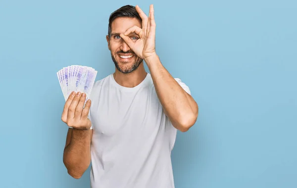 Hombre Guapo Con Barba Sosteniendo Billetes Coronas Suecas Sonriendo Feliz —  Fotos de Stock