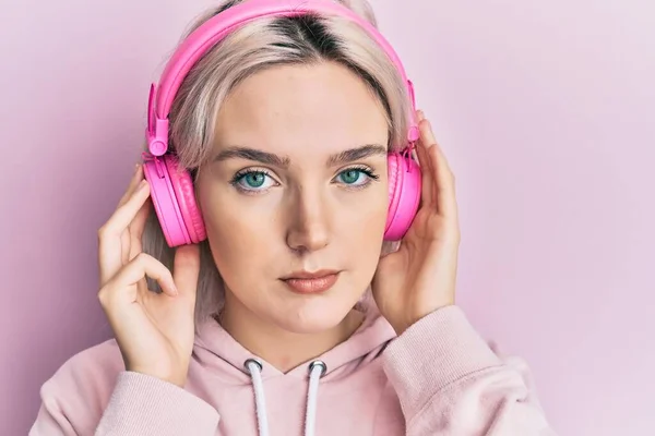 Jovem Loira Ouvindo Música Usando Fones Ouvido Relaxado Com Expressão — Fotografia de Stock