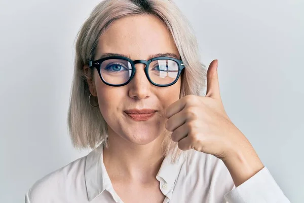 Ung Blond Flicka Bär Casual Kläder Och Glasögon Ler Glad — Stockfoto