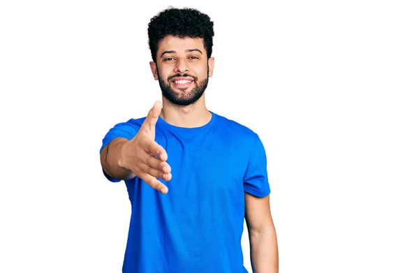 Jonge Arabische Man Met Baard Casual Blauw Shirt Glimlachend Vrolijk — Stockfoto