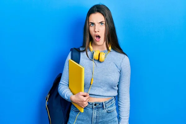 Junge Brünette Teenager Tragen Studentenrucksack Und Kopfhörer Verängstigt Und Erstaunt — Stockfoto