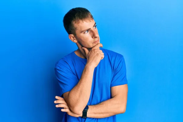 Hombre Caucásico Joven Con Camiseta Azul Casual Con Mano Barbilla — Foto de Stock