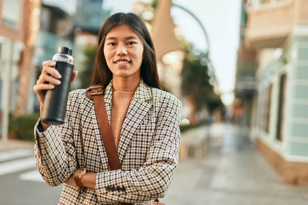 Ung Asiatisk Affärskvinna Ler Glad Hålla Flaska Vatten Staden — Stockfoto