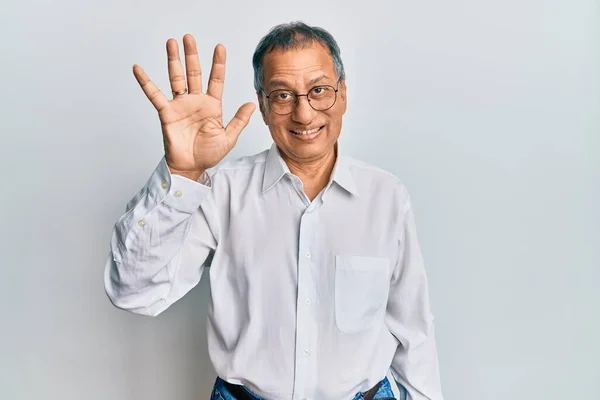 Homem Indiano Meia Idade Vestindo Roupas Casuais Óculos Mostrando Apontando — Fotografia de Stock