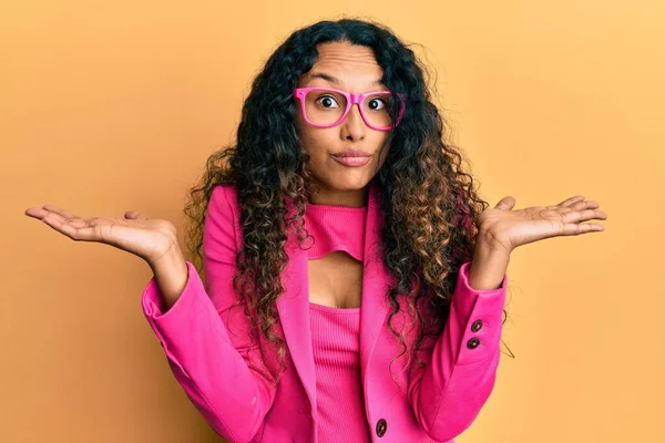 Jovem Latina Vestindo Estilo Negócio Óculos Sem Noção Confuso Com — Fotografia de Stock