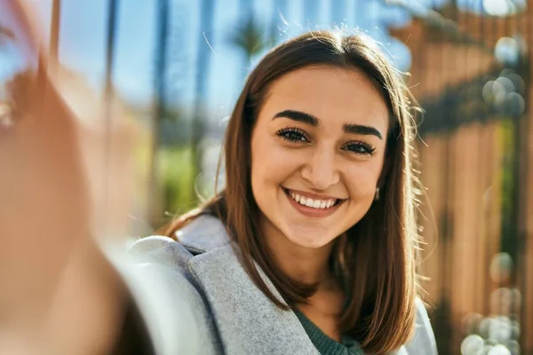 Jovem Hispânica Sorrindo Feliz Fazendo Selfie Pela Câmera Cidade — Fotografia de Stock
