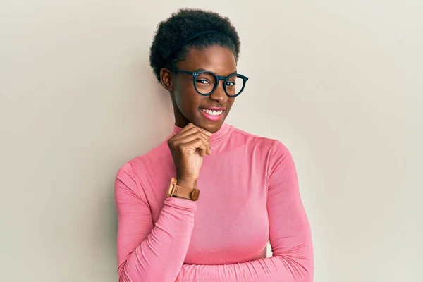 Jovem Afro Americana Vestindo Roupas Casuais Óculos Sorrindo Olhando Confiante — Fotografia de Stock