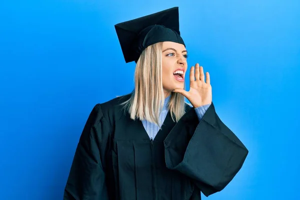 Mooie Blonde Vrouw Met Afstudeerpet Ceremonie Mantel Schreeuwend Schreeuwend Naast — Stockfoto