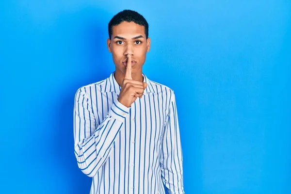穿着休闲装的年轻的非洲裔美国人要求安静 手指放在嘴唇上 沉默和秘密概念 — 图库照片