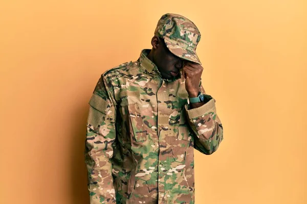 Fiatal Afro Amerikai Férfi Katonai Egyenruhában Fáradt Orr Szemdörzsöléssel Fáradtságérzettel — Stock Fotó