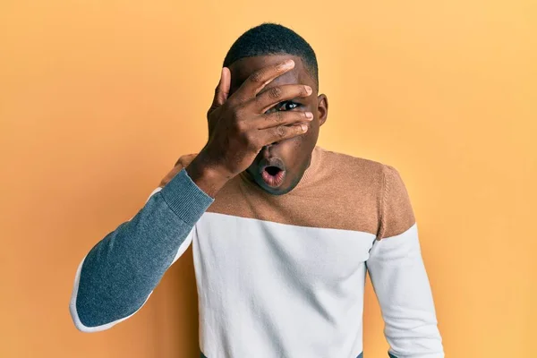 Jonge Afro Amerikaanse Man Draagt Casual Kleding Gluren Shock Bedekking — Stockfoto