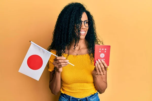 Středověká Afroameričanka Drží Japonskou Vlajku Pas Usmívá Dívá Stranou Přemýšlí — Stock fotografie