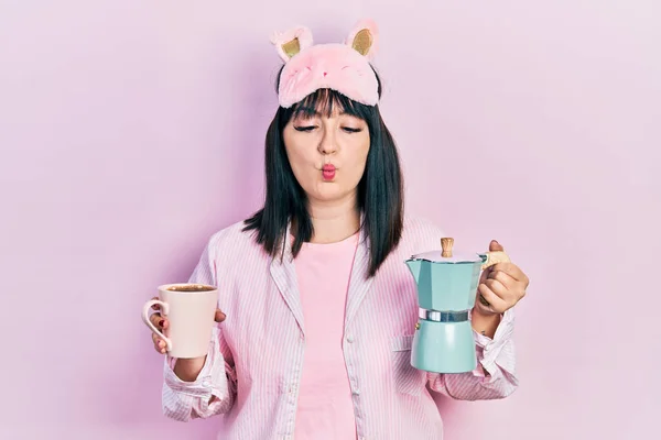 Mujer Hispana Joven Con Máscara Para Dormir Bata Bebiendo Café — Foto de Stock