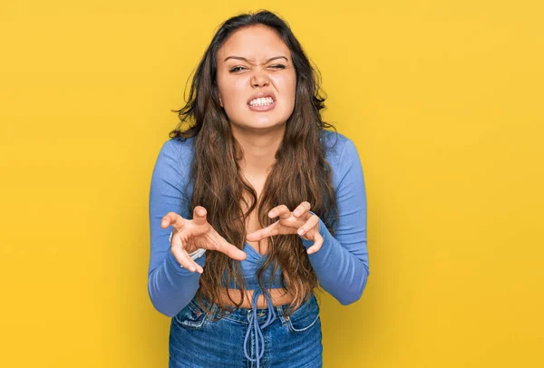 Jong Hispanic Meisje Dragen Casual Kleding Lachen Grappig Doen Klauw — Stockfoto