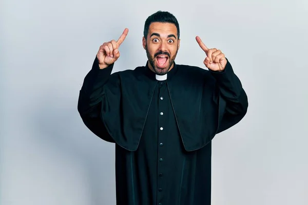 Hombre Hispano Guapo Con Barba Vestida Sacerdote Católico Sonriendo Asombrado —  Fotos de Stock