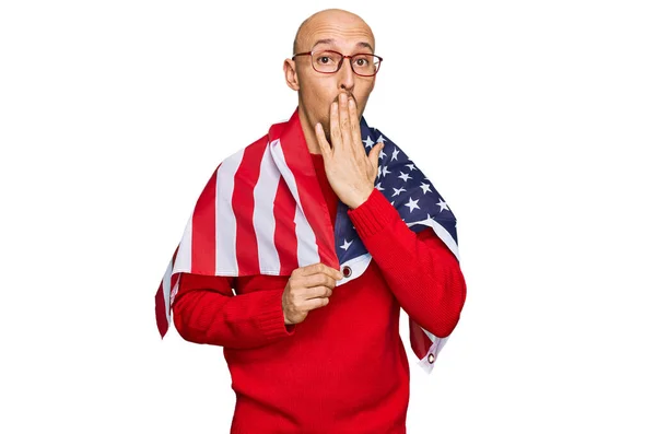 留着胡子的秃头男人用手捂住美国国旗的嘴 感到震惊和害怕犯错 惊讶的表情 — 图库照片
