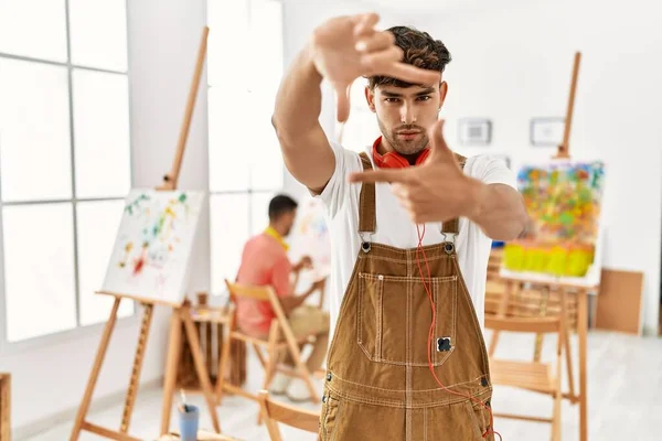 Jovem Hispânico Estúdio Arte Sorrindo Fazendo Moldura Com Mãos Dedos — Fotografia de Stock