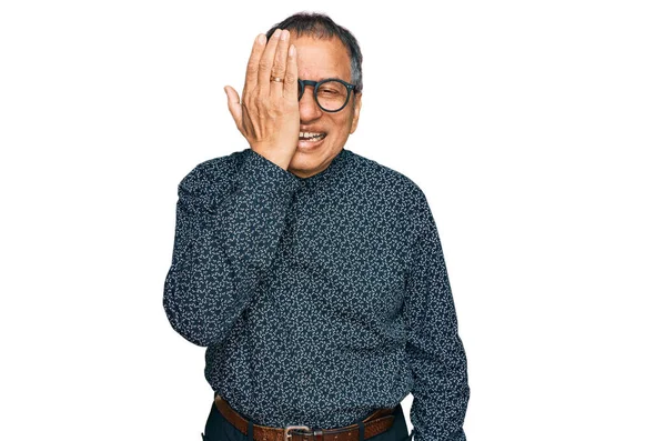 Hombre Indio Mediana Edad Que Usa Ropa Casual Gafas Que —  Fotos de Stock