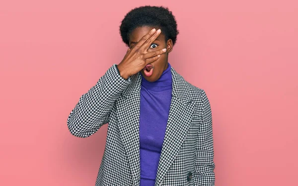 Jovem Afro Americana Vestindo Roupas Casuais Espreitando Choque Cobrindo Rosto — Fotografia de Stock