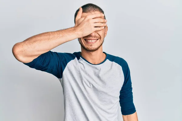 Ισπανόφωνος Νεαρός Άνδρας Που Φοράει Καθημερινά Ρούχα Χαμογελώντας Και Γελώντας — Φωτογραφία Αρχείου