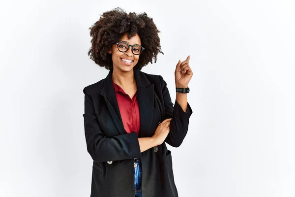 Mujer Afroamericana Con Pelo Afro Vistiendo Chaqueta Negocios Gafas Con — Foto de Stock