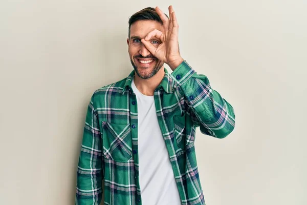 Knappe Man Met Baard Casual Kleding Doet Gebaar Met Hand — Stockfoto