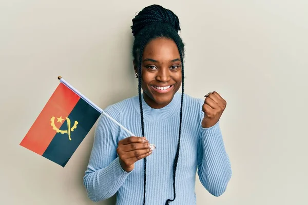 Afrikansk Amerikansk Kvinna Med Flätat Hår Håller Angola Flagga Skriker — Stockfoto