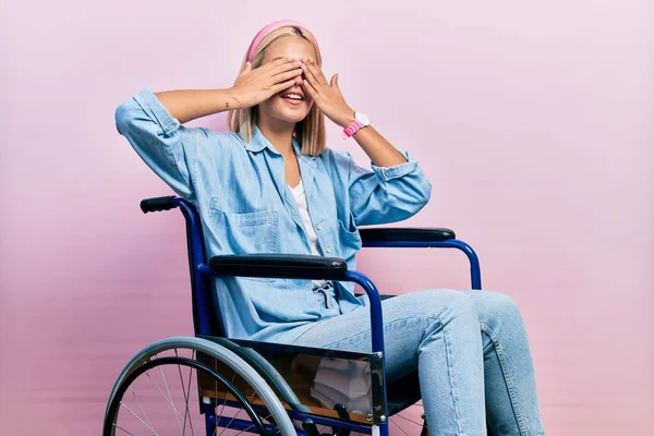 Красивая Блондинка Сидящая Инвалидном Кресле Закрывая Глаза Руками Улыбаясь Весело — стоковое фото