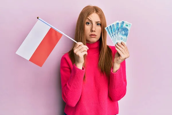 Jonge Ierse Vrouw Met Poland Vlag Zloty Bankbiljetten Sceptisch Nerveus — Stockfoto