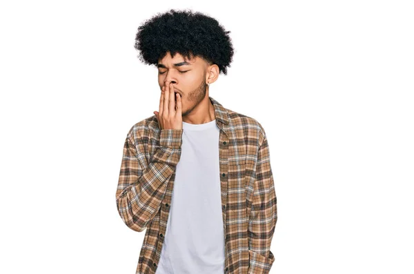 Jovem Afro Americano Com Cabelo Afro Vestindo Roupas Casuais Entediado — Fotografia de Stock