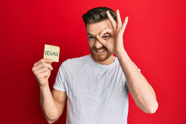 Jovem Ruiva Homem Segurando Adesivo Com Palavra Vegan Sorrindo Feliz — Fotografia de Stock