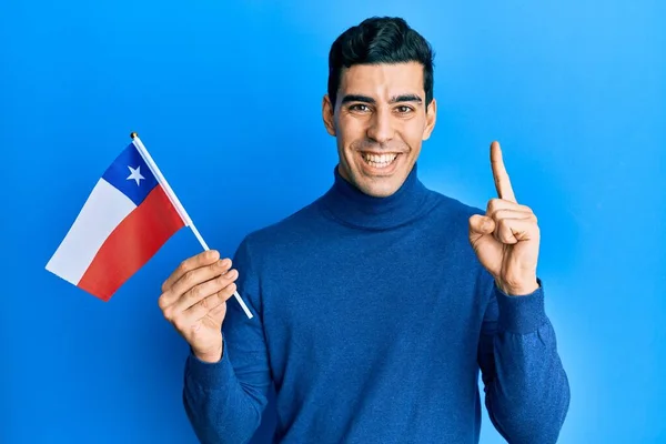 Красивый Латиноамериканец Бизнесмен Держащий Чилийский Флаг Улыбающийся Идеей Вопросом Указывая — стоковое фото