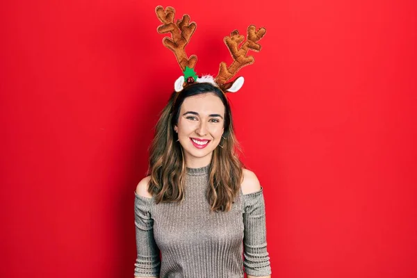 Νεαρό Ισπανόφωνο Κορίτσι Φορώντας Ελάφι Χριστουγεννιάτικο Καπέλο Φαίνεται Θετική Και — Φωτογραφία Αρχείου