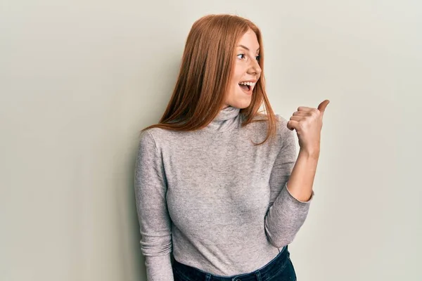 Ung Irländsk Kvinna Bär Avslappnade Kläder Pekar Tummen Upp Till — Stockfoto