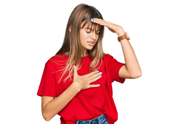 Adolescente Caucasiano Menina Vestindo Casual Vermelho Shirt Tocando Testa Para — Fotografia de Stock