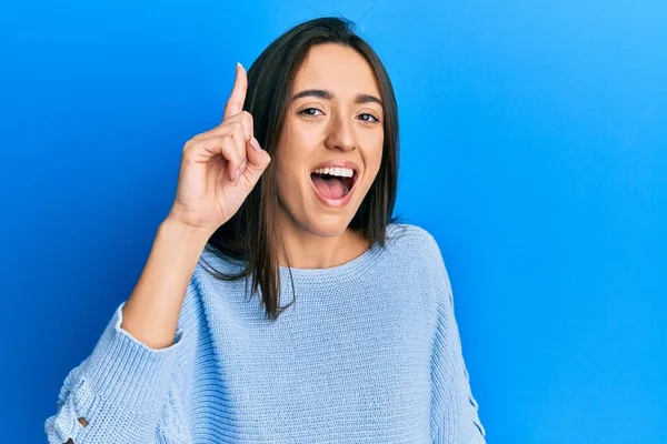 Jong Latijns Amerikaans Meisje Draagt Casual Kleding Wijzend Met Vinger — Stockfoto