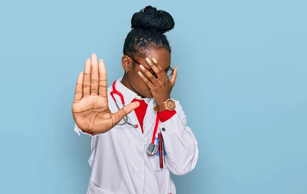Ung Afrikansk Amerikansk Kvinna Bär Läkare Uniform Och Stetoskop Täcker — Stockfoto