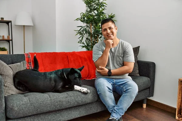 Junger Lateinischer Mann Und Hund Der Hause Auf Dem Sofa — Stockfoto