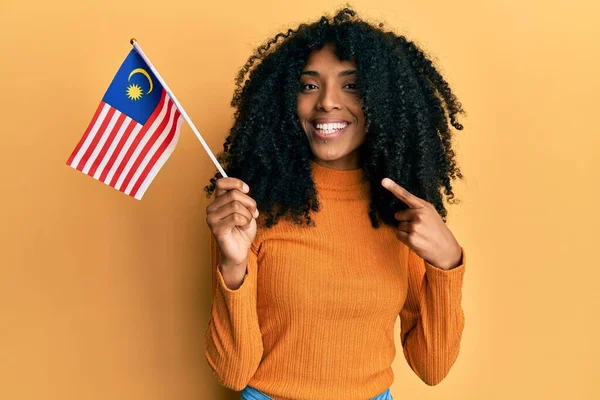 아프리카 미국인 머리를 아프리카 미국인 손가락으로 웃으며 깃발을 행복하게 가리키고 — 스톡 사진