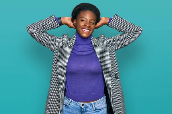 Jovem Afro Americana Vestindo Roupas Casuais Relaxante Alongamento Braços Mãos — Fotografia de Stock