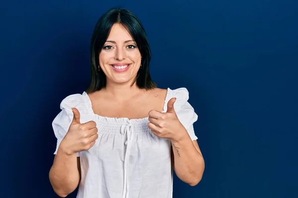 Jeune Femme Hispanique Portant Des Vêtements Décontractés Signe Réussite Faisant — Photo