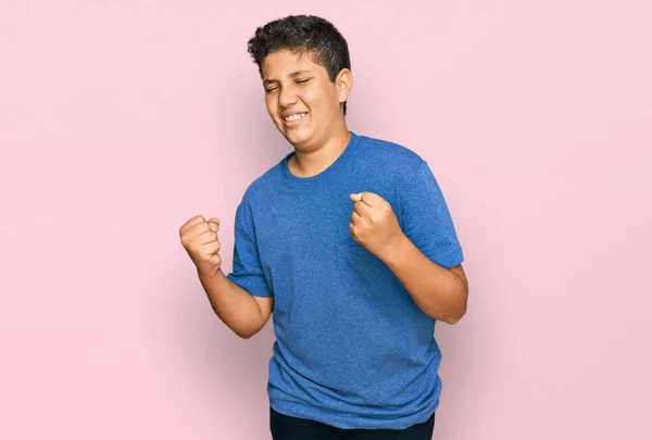 Nastoletni Latynoski Chłopiec Ubrany Luźne Ubrania Bardzo Szczęśliwy Podekscytowany Robi — Zdjęcie stockowe