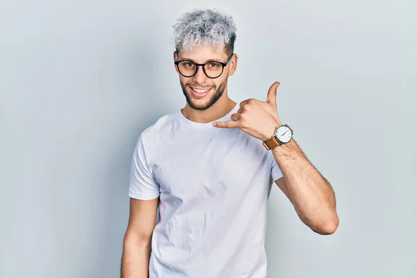 Jonge Spaanse Man Met Modern Geverfd Haar Wit Shirt Een — Stockfoto