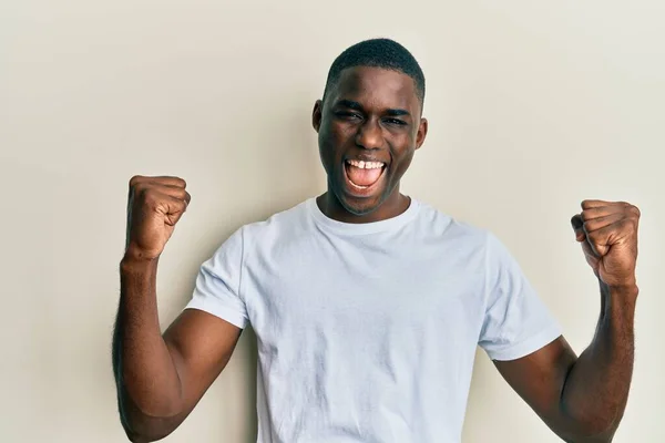 Junger Afrikanisch Amerikanischer Mann Trägt Legeres Weißes Shirt Schreit Stolz — Stockfoto