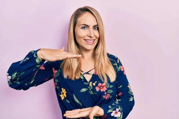 Ung Kaukasiska Kvinna Bär Casual Kläder Gester Med Händerna Visar — Stockfoto