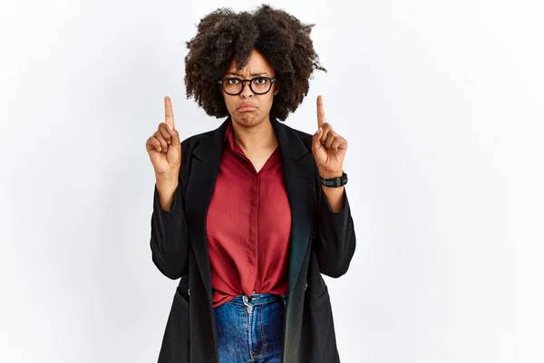 Африканская Американка Афроволосами Деловой Куртке Очках Указывающая Грустный Расстроенный Вид — стоковое фото