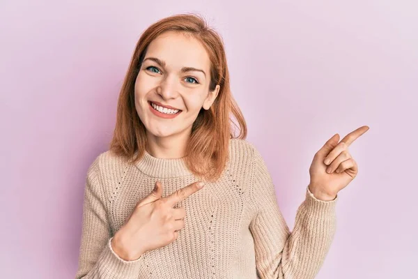 Joven Mujer Caucásica Vistiendo Ropa Casual Sonriendo Mirando Cámara Apuntando — Foto de Stock