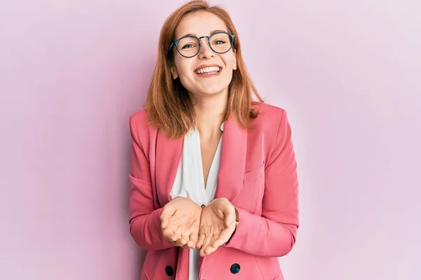 Młoda Kaukaska Kobieta Biznesowym Stylu Okularach Uśmiechnięta Dłońmi Razem Przyjmująca — Zdjęcie stockowe