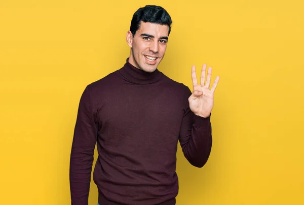 Schöner Hispanischer Mann Lässigem Rollkragenpullover Der Finger Nummer Vier Zeigt — Stockfoto